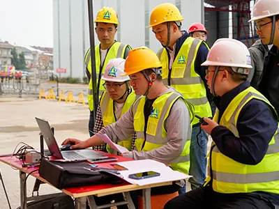 Equipo técnico que revisa los planos de diseño