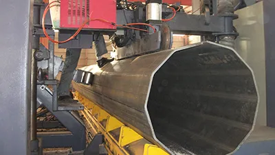 Taller de torres de tecomunicaciones monopolares