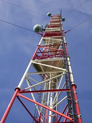 Torre de comunicación arriostrada