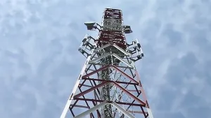 Torre angular de acero de tres patas