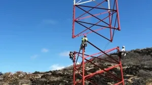 Instalación de torre de acero tubular de 3 patas 2