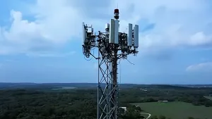 Instalación de torre de acero tubular de 3 patas 4