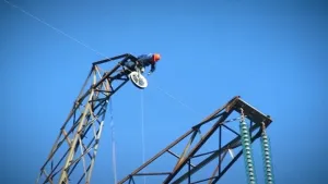 Instalación de torres de líneas de transmisión 2