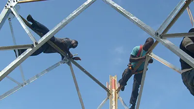 Torre angular de acero de 3 patas de 50m