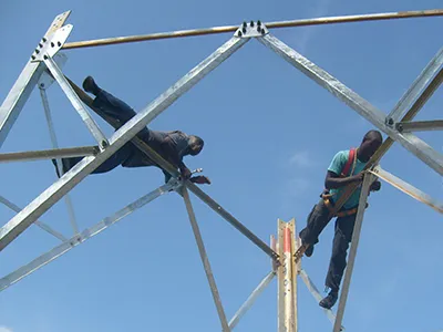 Torre angular de acero de 3 patas de 50m