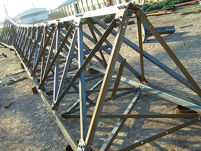 Torre angular de acero de 3 patas de 60m