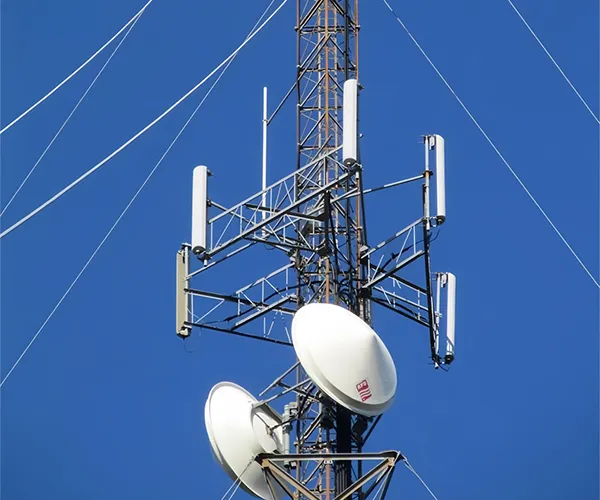 Torre de comunicación arriostrada