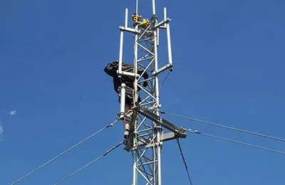 Torre de comunicación arriostrada de 50m