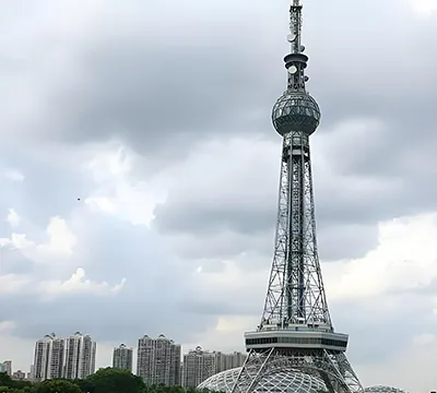 Torre de televisión en un parque público